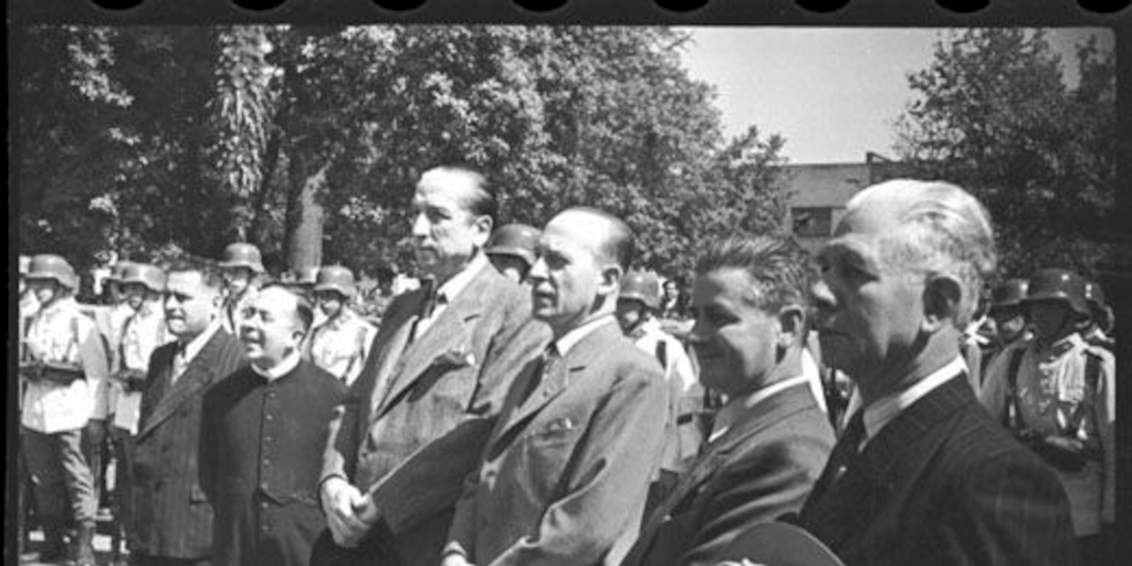 Asistencia del alcalde a la fiesta del roto chileno, Plaza Yungay, 20 de enero de 1947