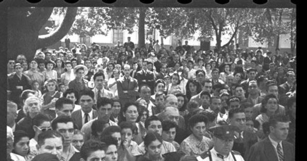 Público asistente a la fiesta del roto chileno, Plaza Yungay, 20 de enero de 1947