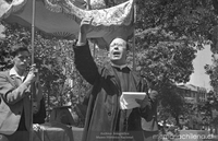 Sacerdote realiza bendición durante celebración del día del roto Chileno, 1944