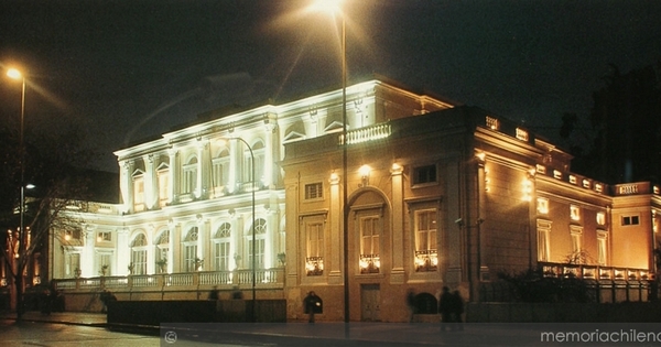 Fachada principal del Palacio Errázuriz