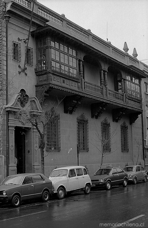 Fachada del edificio que ocupaba la Biblioteca Luis Montt, en la calle Dieciocho