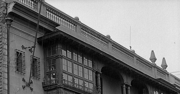 Fachada del edificio que ocupaba la Biblioteca Luis Montt, en la calle Dieciocho