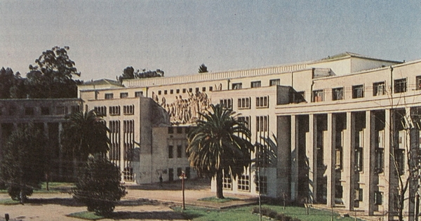 Edificio Arco de Medicina en el Campus de la Universidad de Concepción