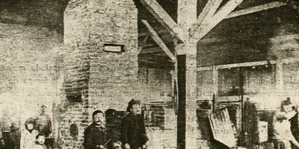 Hornos de fundición de la Fábrica Nacional de Vidrios, con niños obreros, 1903