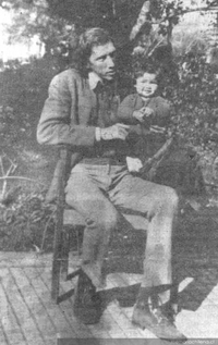 Juan Luis Martínez junto a su hija, 1973