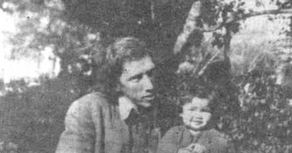 Juan Luis Martínez junto a su hija, 1973