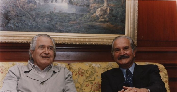 Roberto Torretti junto a su amigo, el escritor mexicano Carlos Fuentes