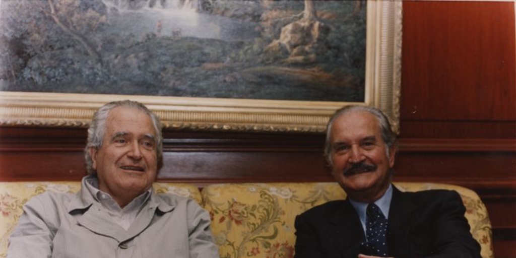 Roberto Torretti junto a su amigo, el escritor mexicano Carlos Fuentes