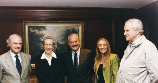 De izquierda a derecha, Agustín Squella, Carla Cordua, Carlos Fuentes, Silvia Lemus y Roberto Torretti