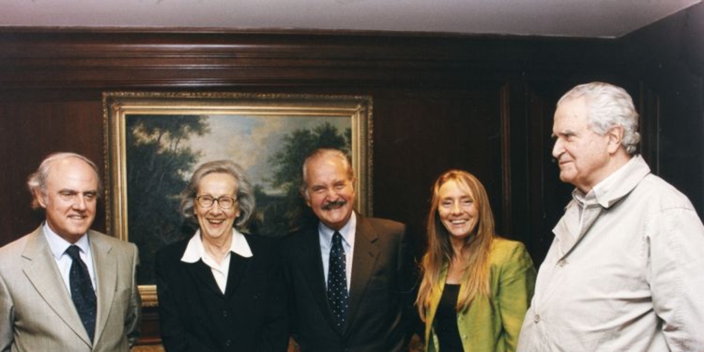 De izquierda a derecha, Agustín Squella, Carla Cordua, Carlos Fuentes, Silvia Lemus y Roberto Torretti