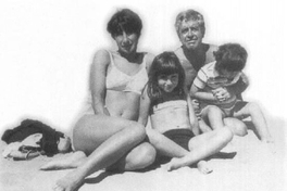 Luis Hernández Parker y su familia en la playa