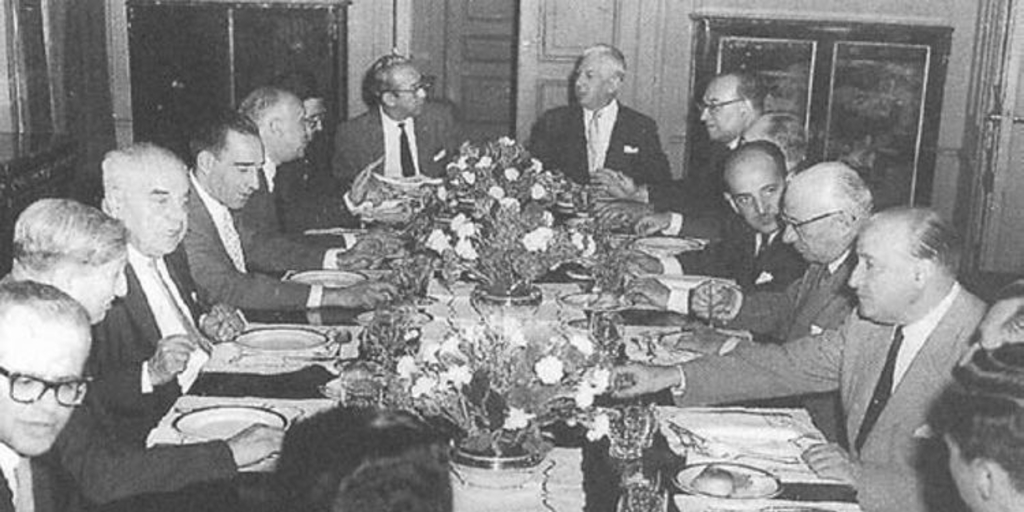 Rafael Maluenda, Daniel de la Vega y José María Navasal en un almuerzo, ca. 1960