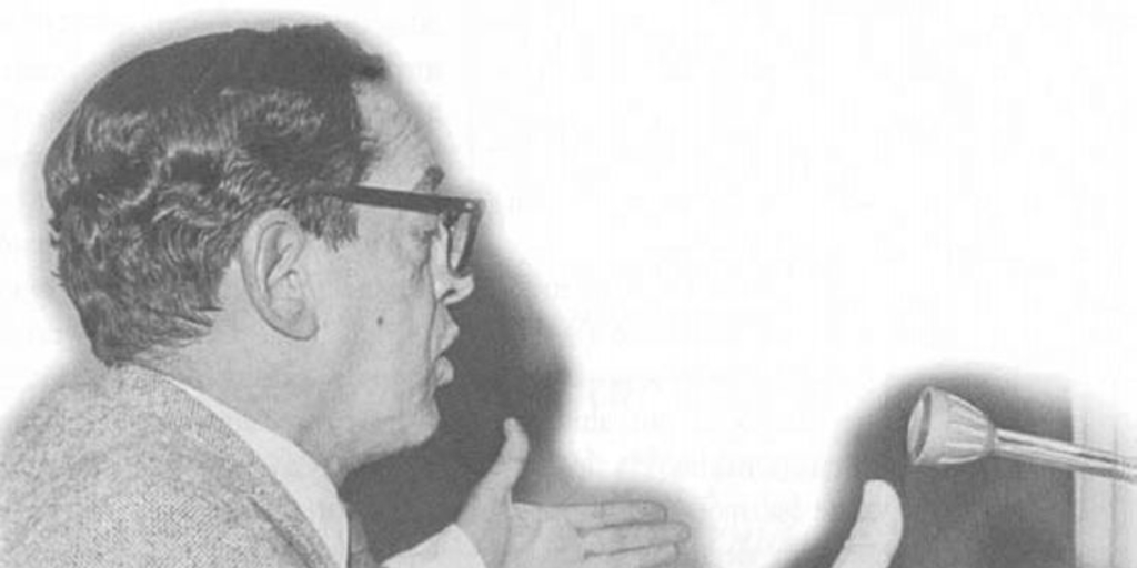 Tito Mundt durante una transmisión radial