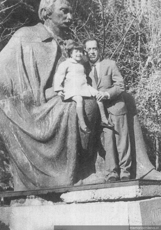 Tito Mundt y su hija Bárbara, sentados sobre la escultura de José Victorino Lastarria, en el Cerro Santa Lucía