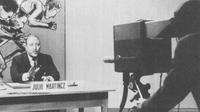 Julio Martínez durante una transmisión televisiva, ca. 1980