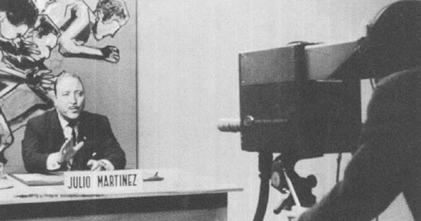 Julio Martínez durante una transmisión televisiva, ca. 1980