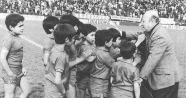 Homenaje a Julio Martínez realizado en el Estadio Santa Laura, ca. 1980