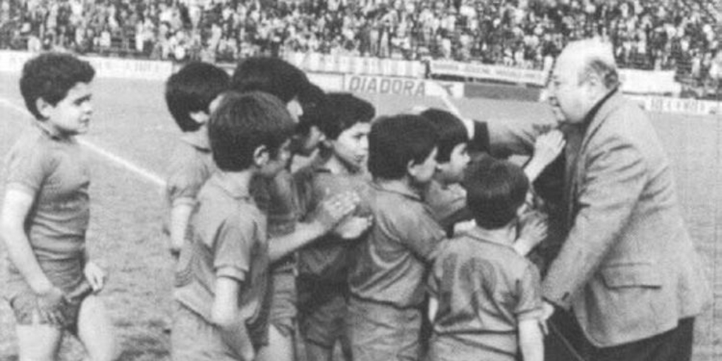 Homenaje a Julio Martínez realizado en el Estadio Santa Laura, ca. 1980