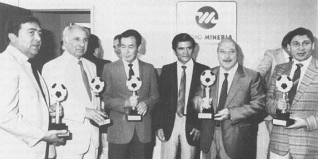 Julio Martínez junto al equipo de periodistas de Radio Minería, década 1980