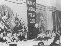 Lenka Franulic en la premiación de la Asociación de Mujeres Periodistas de Estados Unidos, 1958