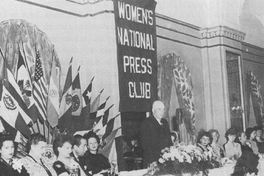 Lenka Franulic en la premiación de la Asociación de Mujeres Periodistas de Estados Unidos, 1958