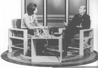 Raquel Correa entrevistando a José María Eyzaguirre durante una transmisión televisiva, ca. 1970