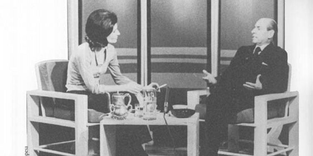 Raquel Correa entrevistando a José María Eyzaguirre durante una transmisión televisiva, ca. 1970