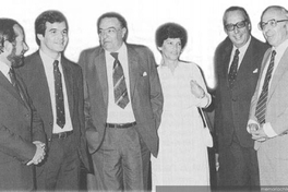 Raquel Correa y políticos durante entrega del Premio Silvia Pinto, ca. 1985