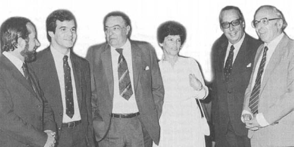 Raquel Correa y políticos durante entrega del Premio Silvia Pinto, ca. 1985