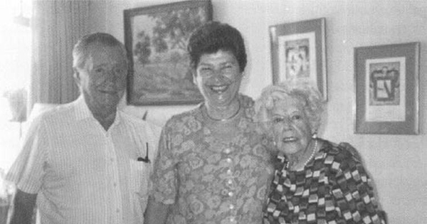 Raquel Correa junto a su esposo, Eduardo Amenábar y la profesora Elvira Carrasco, ca. 1995