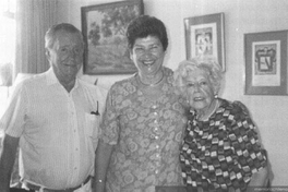 Raquel Correa junto a su esposo, Eduardo Amenábar y la profesora Elvira Carrasco, ca. 1995