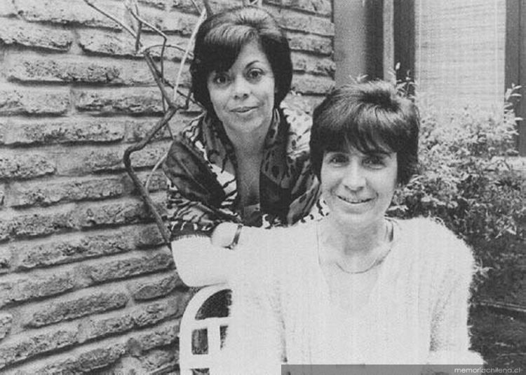 Patricia Verdugo junto a Carmen Hertz, ca. 1990