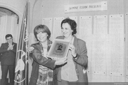 Patricia Verdugo con Fanny Pollarolo durante un acto de Derechos Humanos, ca. 1994