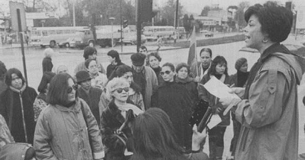 Patricia Verdugo durante una manifestación del Movimiento Mujeres por la Vida, 1983