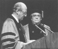 Emilio Filippi en la entrega del Premio María Moros Cabot en Estados Unidos, 1983