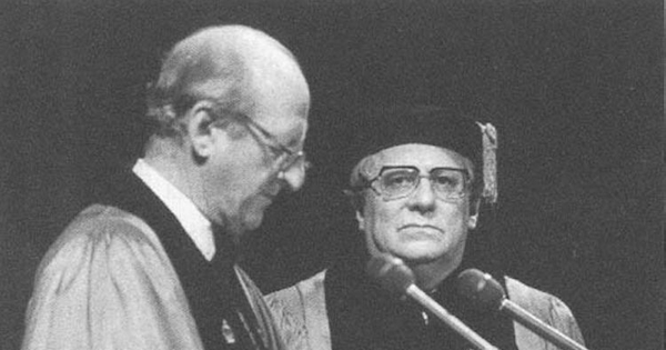 Emilio Filippi en la entrega del Premio María Moros Cabot en Estados Unidos, 1983