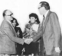 Hernán Millas recibiendo el Premio Nacional de Periodismo, 1985