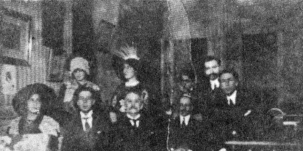 Asistentes a un concierto en casa de Don Luis Arrieta Cañas, 1912