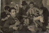 Orlando Letelier junto a otros estudiantes en una velada universitaria, 18 de agosto de 1951