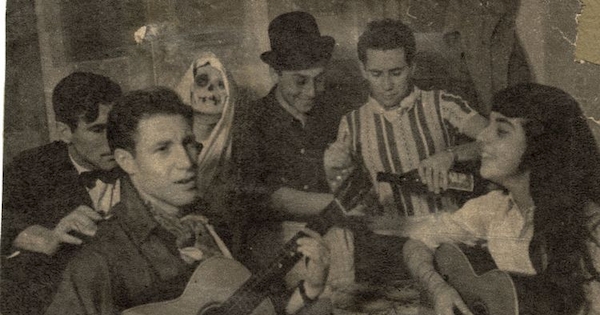 Orlando Letelier junto a otros estudiantes en una velada universitaria, 18 de agosto de 1951