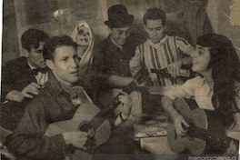 Orlando Letelier junto a otros estudiantes en una velada universitaria, 18 de agosto de 1951