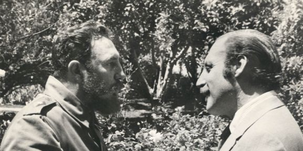 Orlando Letelier junto a Fidel Castro, ca. 1970