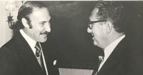 Orlando Letelier junto a Henry Kissinger , ca. 1972