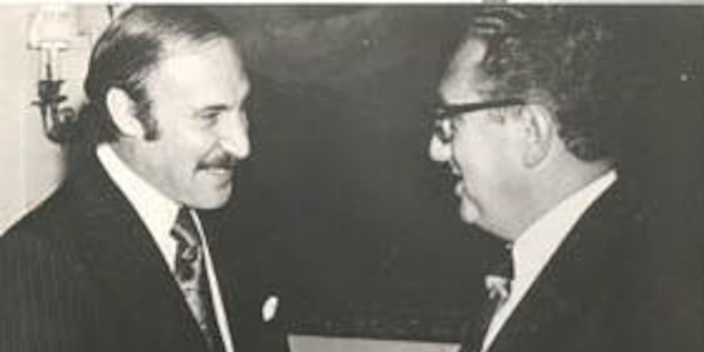 Orlando Letelier junto a Henry Kissinger , ca. 1972