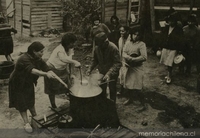 Olla común en una población de Santiago, 1986