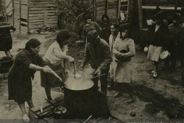 Olla común en una población de Santiago, 1986