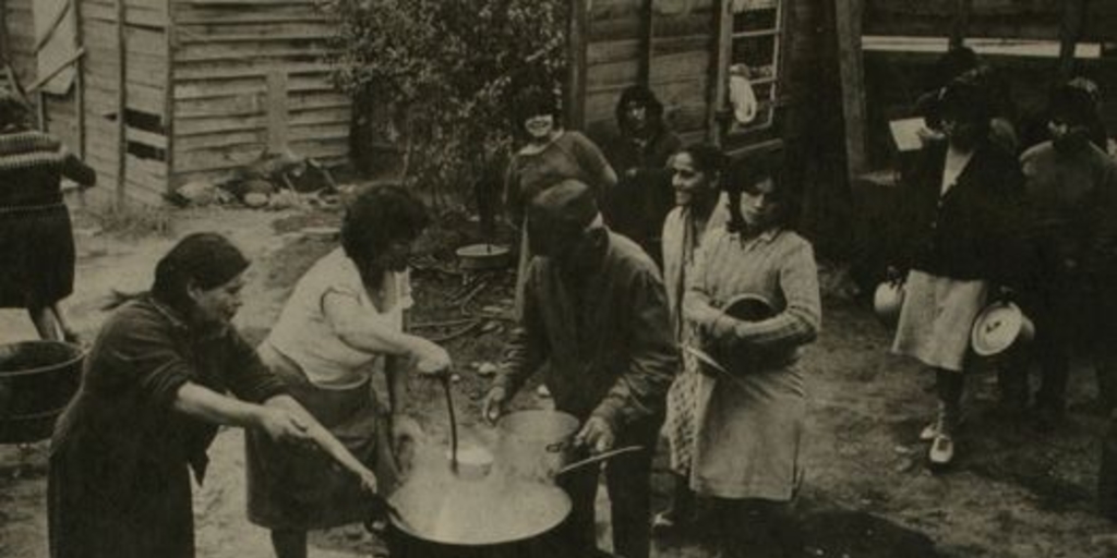 Olla común en una población de Santiago, 1986
