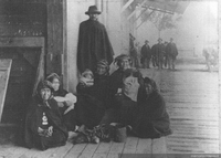 Mapuches en las puertas de un almacén de pueblo, 1902