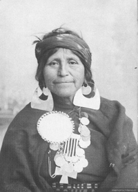 Mujer mapuche con joyas de plata, ca. 1890