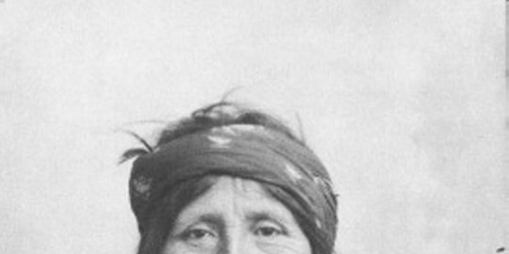 Mujer mapuche con joyas de plata, ca. 1890